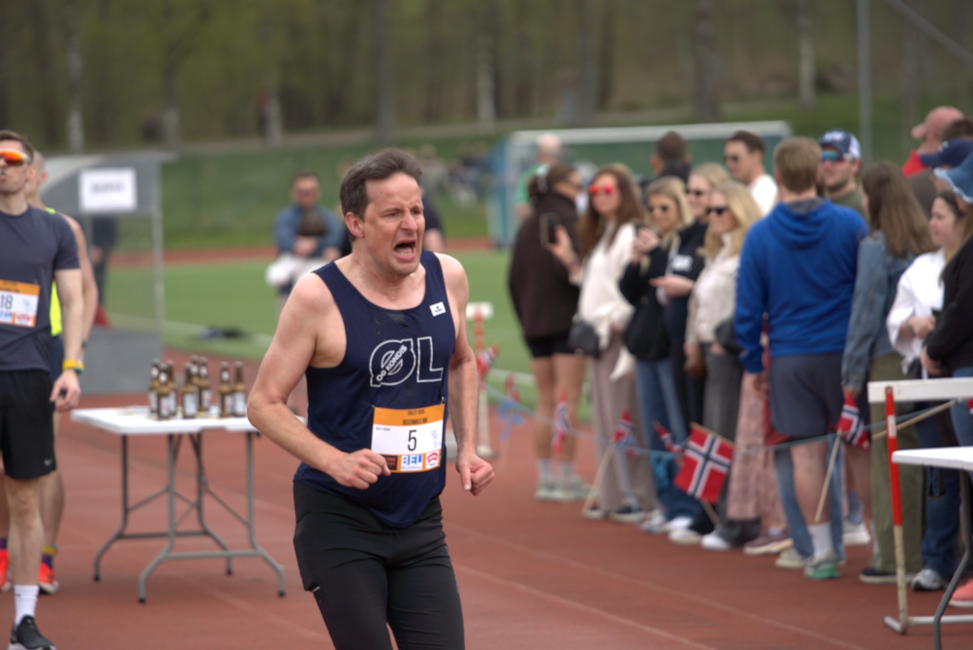 Løper i ØL-drakt skriker med rå innsats på oppløpet under NM i Beermile 2026